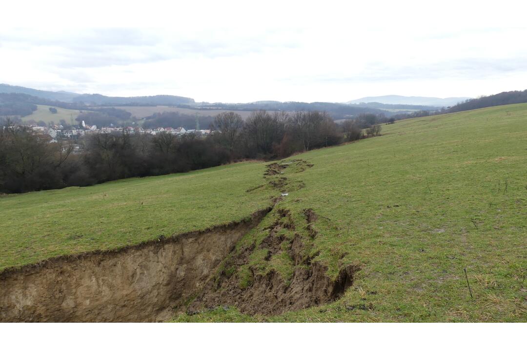 FOTO: Na hornej Nitre sa hýbala zem. Zostal tam desiatky metrov dlhý kráter ako na Mesiaci, foto 10