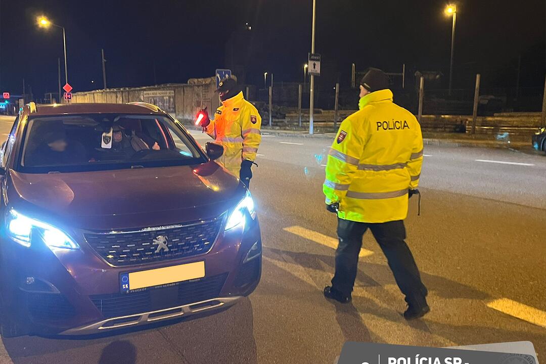 FOTO: Polícia v Trenčianskom kraji s kontrolami na zisťovanie alkoholu ani v tomto roku nepoľaví, foto 1