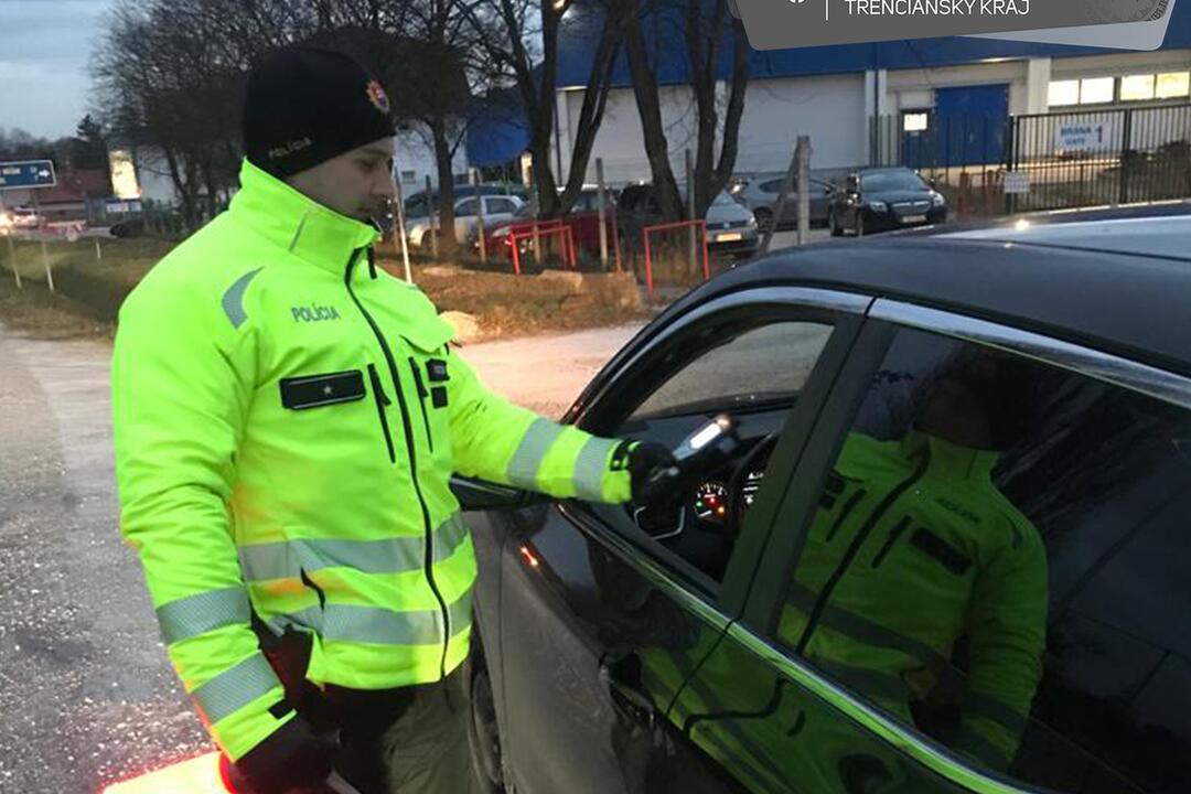 FOTO: Polícia v Trenčianskom kraji s kontrolami na zisťovanie alkoholu ani v tomto roku nepoľaví, foto 5