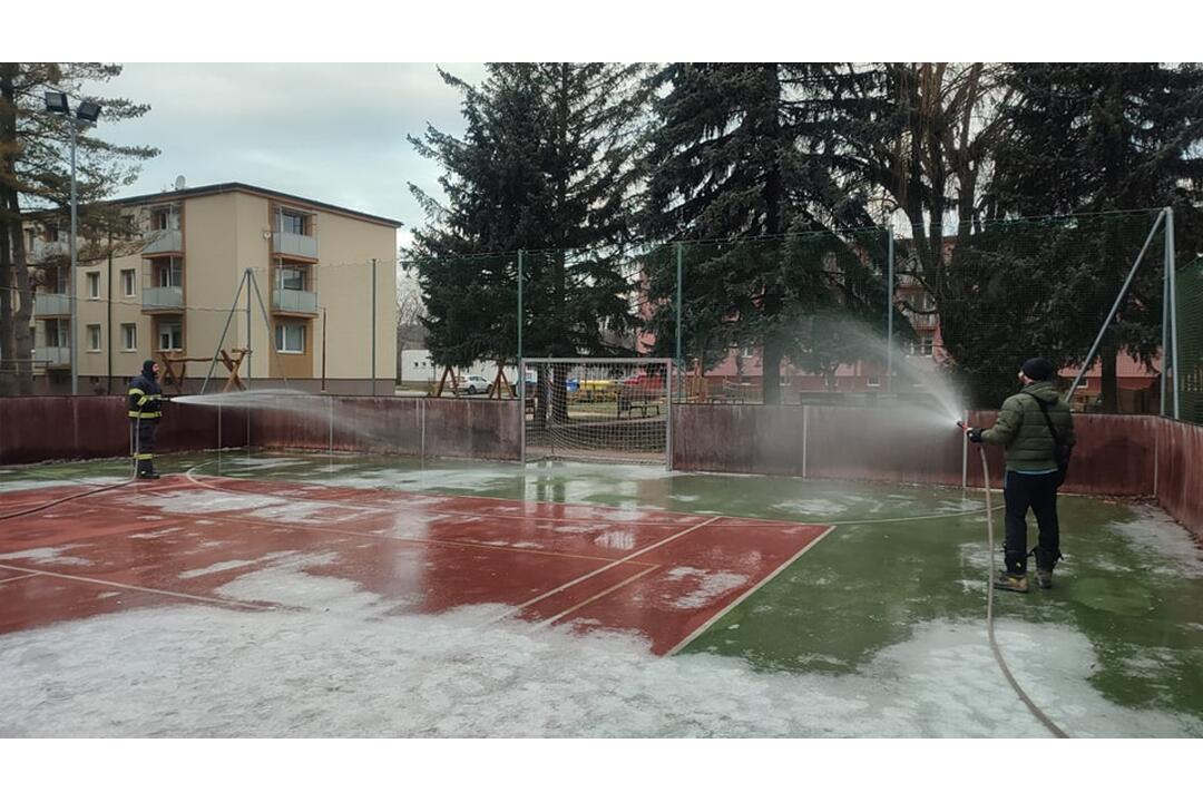 FOTO: V Brezovej pod Bradlom sa mrazov nezľakli. Obyvatelia mesta si môžu chystať korčule, foto 1