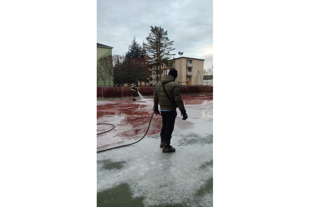 FOTO: V Brezovej pod Bradlom sa mrazov nezľakli. Obyvatelia mesta si môžu chystať korčule, foto 2