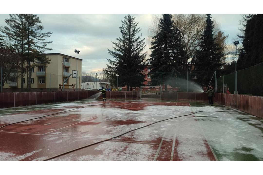 FOTO: V Brezovej pod Bradlom sa mrazov nezľakli. Obyvatelia mesta si môžu chystať korčule, foto 4