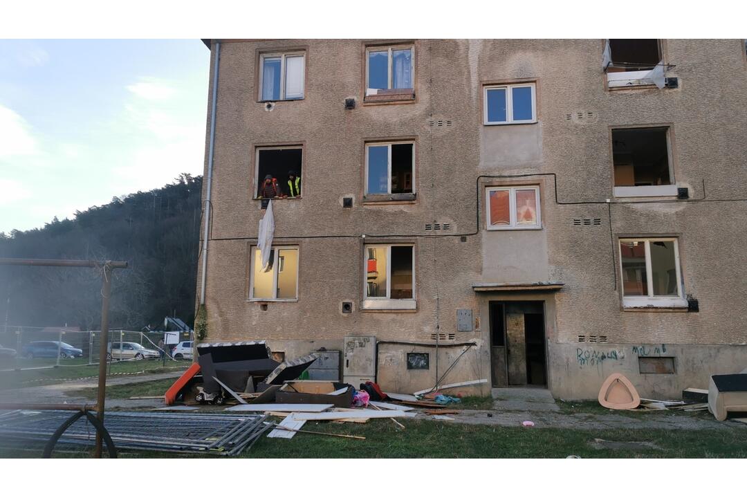 FOTO: V obuvníckom meste vypratávajú ďalšiu bytovky. Nezaobišlo sa to bez emócií, foto 2