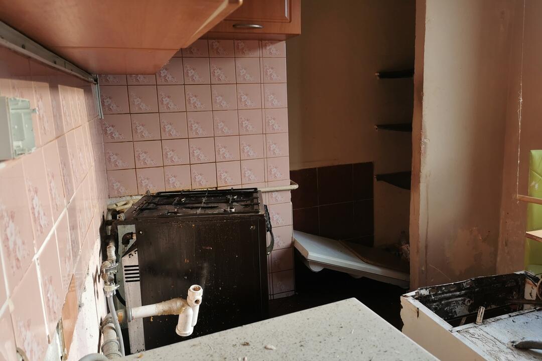 FOTO: V obuvníckom meste vypratávajú ďalšiu bytovky. Nezaobišlo sa to bez emócií, foto 4