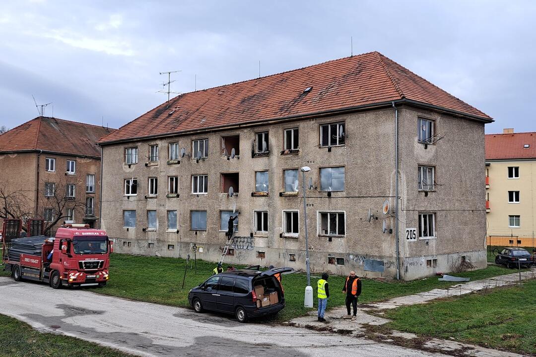 FOTO: V obuvníckom meste vypratávajú ďalšiu bytovky. Nezaobišlo sa to bez emócií, foto 5