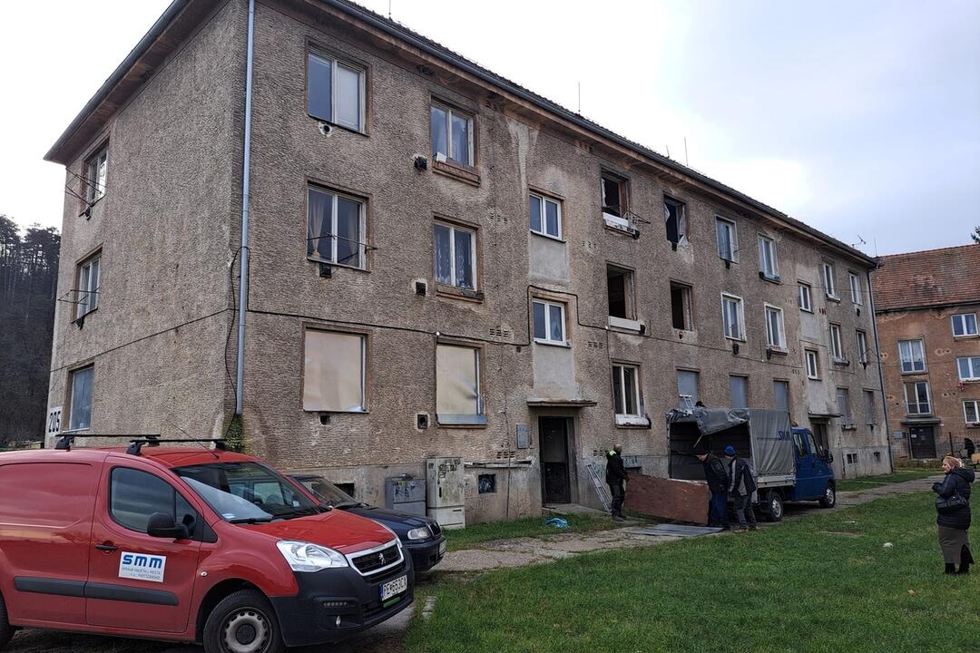 FOTO: V obuvníckom meste vypratávajú ďalšiu bytovky. Nezaobišlo sa to bez emócií, foto 6