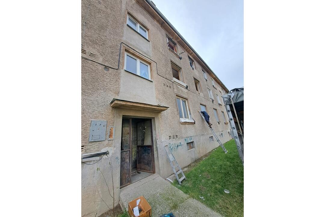 FOTO: V obuvníckom meste vypratávajú ďalšiu bytovky. Nezaobišlo sa to bez emócií, foto 7