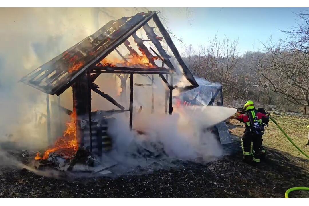 FOTO: V hornonitrianskej obci dnes dopoludnia horelo. Hasiči bojovali s obrovskými plameňmi, foto 1