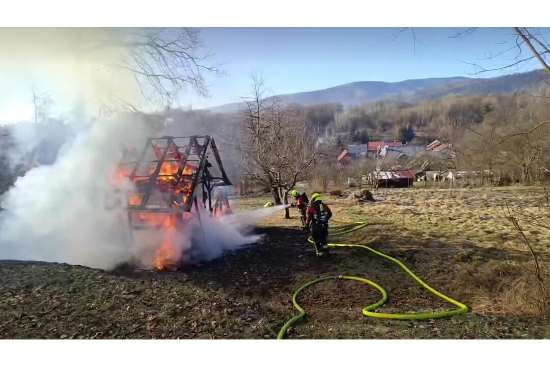 FOTO: V hornonitrianskej obci dnes dopoludnia horelo. Hasiči bojovali s obrovskými plameňmi, foto 2