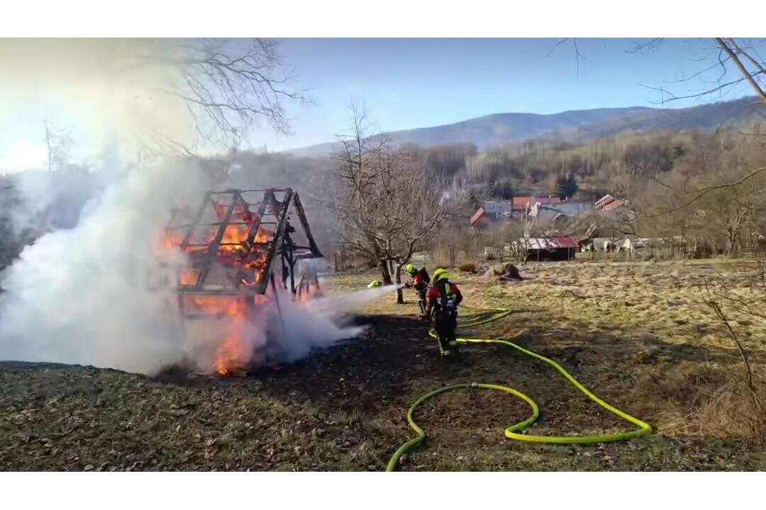 FOTO: V hornonitrianskej obci dnes dopoludnia horelo. Hasiči bojovali s obrovskými plameňmi, foto 2