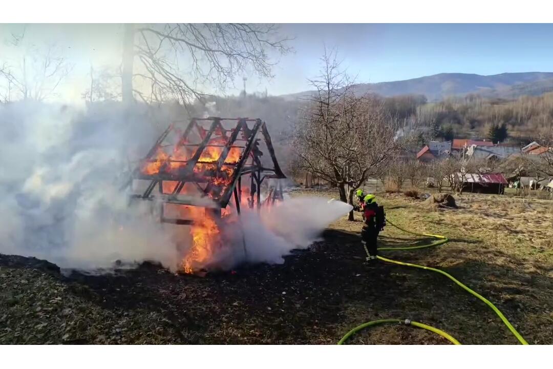 FOTO: V hornonitrianskej obci dnes dopoludnia horelo. Hasiči bojovali s obrovskými plameňmi, foto 3