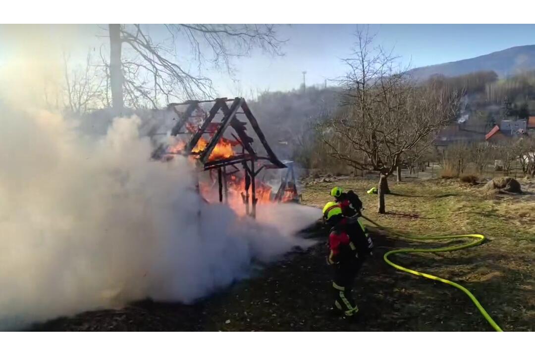FOTO: V hornonitrianskej obci dnes dopoludnia horelo. Hasiči bojovali s obrovskými plameňmi, foto 4