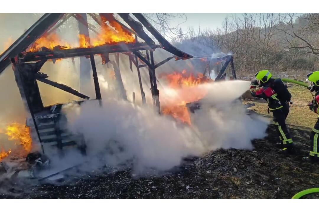 FOTO: V hornonitrianskej obci dnes dopoludnia horelo. Hasiči bojovali s obrovskými plameňmi, foto 5