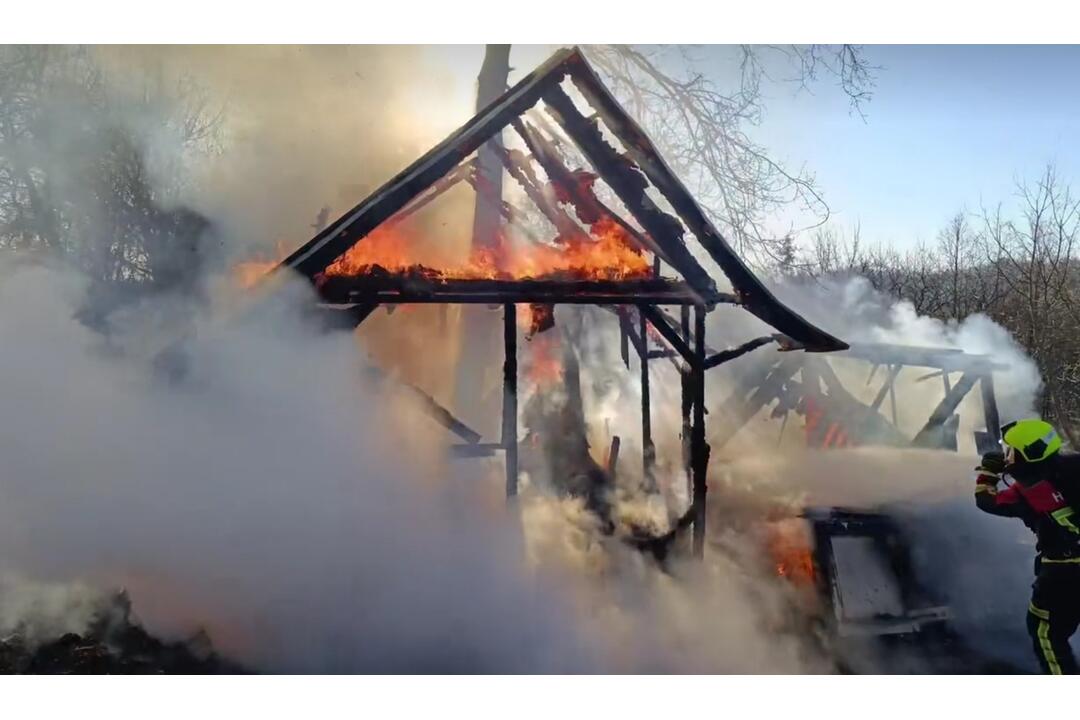 FOTO: V hornonitrianskej obci dnes dopoludnia horelo. Hasiči bojovali s obrovskými plameňmi, foto 6