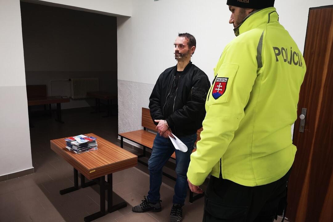 FOTO: Bojovník proti drogám? Muž, ktorý mal susedovi rúbať dvere sekerou tvrdí, že všetko je inak, foto 1