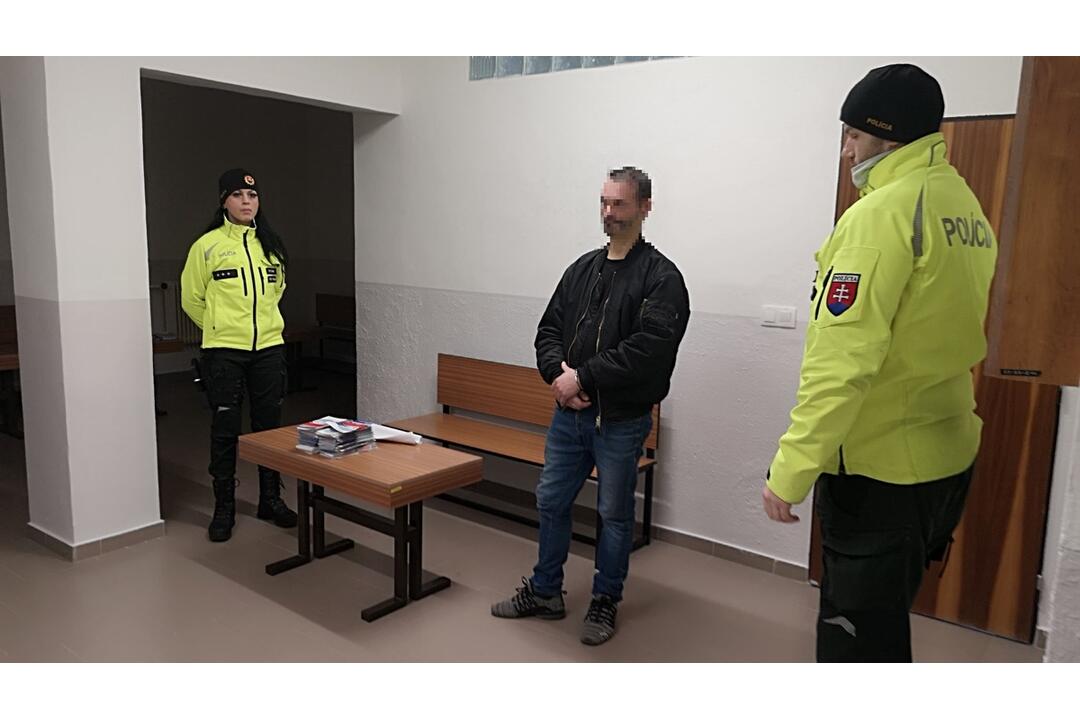 FOTO: Bojovník proti drogám? Muž, ktorý mal susedovi rúbať dvere sekerou tvrdí, že všetko je inak, foto 2