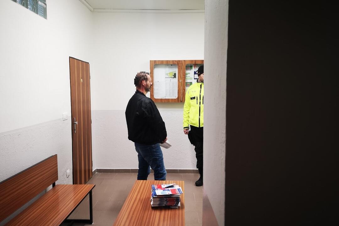 FOTO: Bojovník proti drogám? Muž, ktorý mal susedovi rúbať dvere sekerou tvrdí, že všetko je inak, foto 3