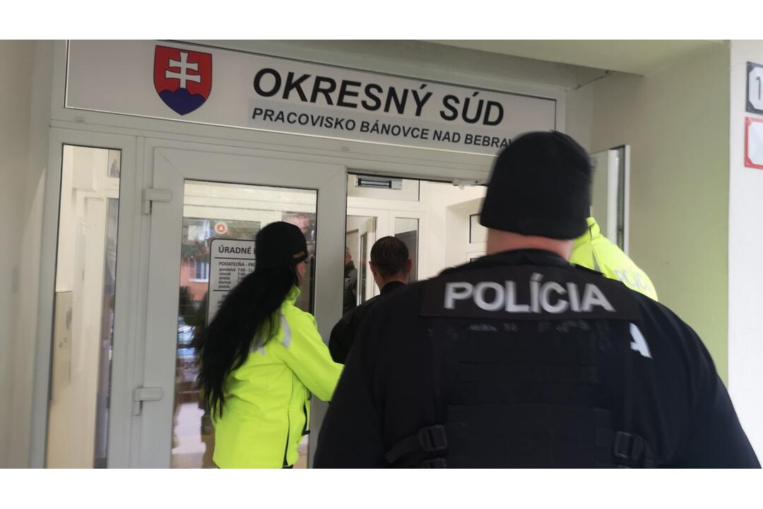 FOTO: Bojovník proti drogám? Muž, ktorý mal susedovi rúbať dvere sekerou tvrdí, že všetko je inak, foto 4
