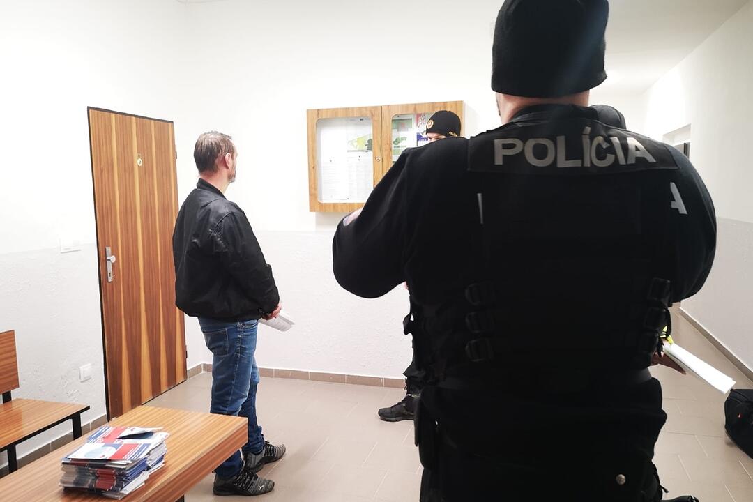 FOTO: Bojovník proti drogám? Muž, ktorý mal susedovi rúbať dvere sekerou tvrdí, že všetko je inak, foto 5