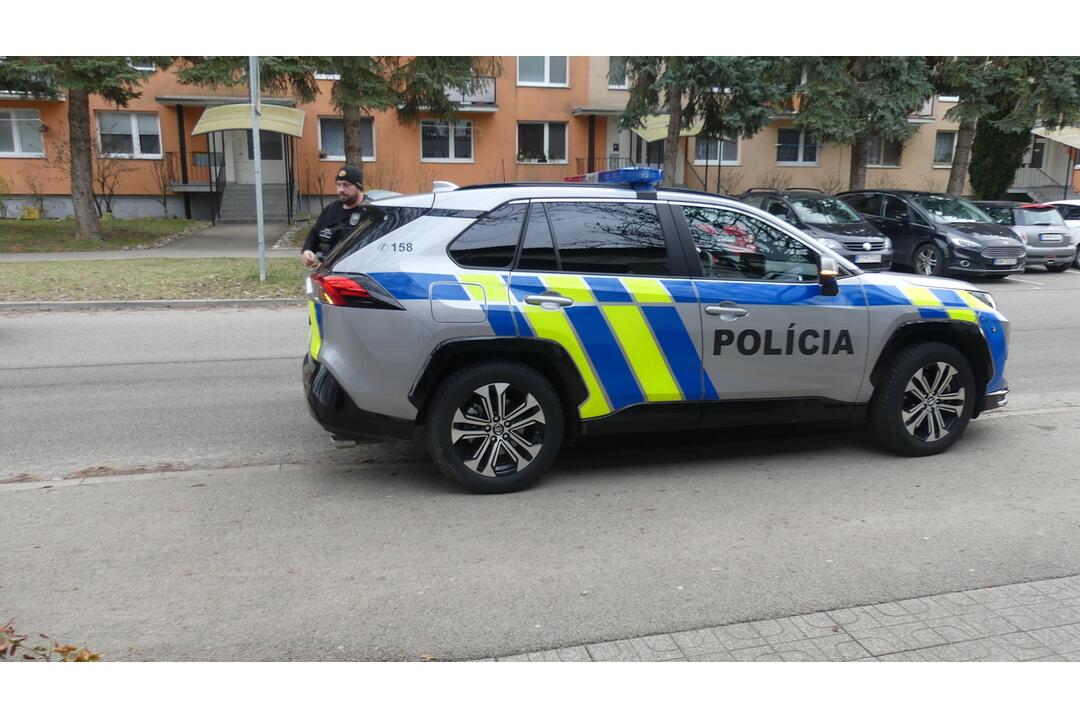 FOTO: Bojovník proti drogám? Muž, ktorý mal susedovi rúbať dvere sekerou tvrdí, že všetko je inak, foto 6