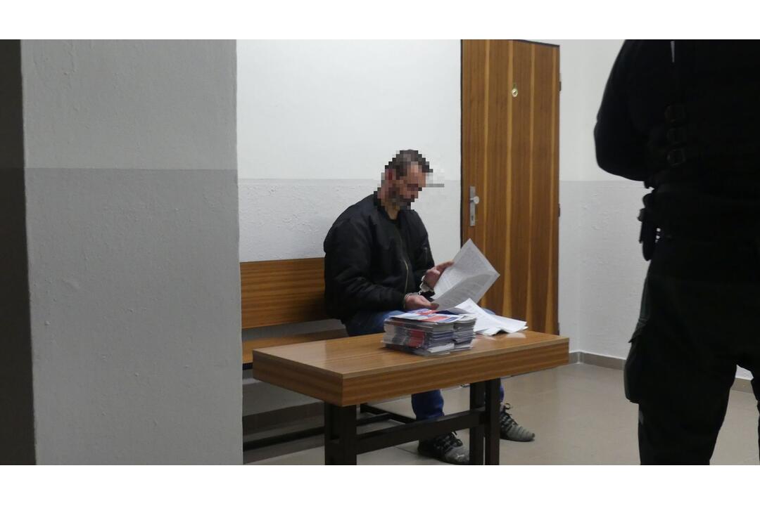 FOTO: Bojovník proti drogám? Muž, ktorý mal susedovi rúbať dvere sekerou tvrdí, že všetko je inak, foto 7