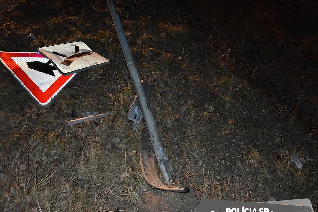 FOTO: Auto prevrátil nabok. S viac ako dvomi promile je ťažko udržať sa na štyroch kolesách, foto 1