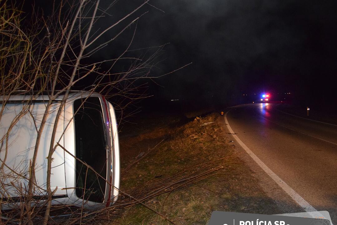 FOTO: Auto prevrátil nabok. S viac ako dvomi promile je ťažko udržať sa na štyroch kolesách, foto 2