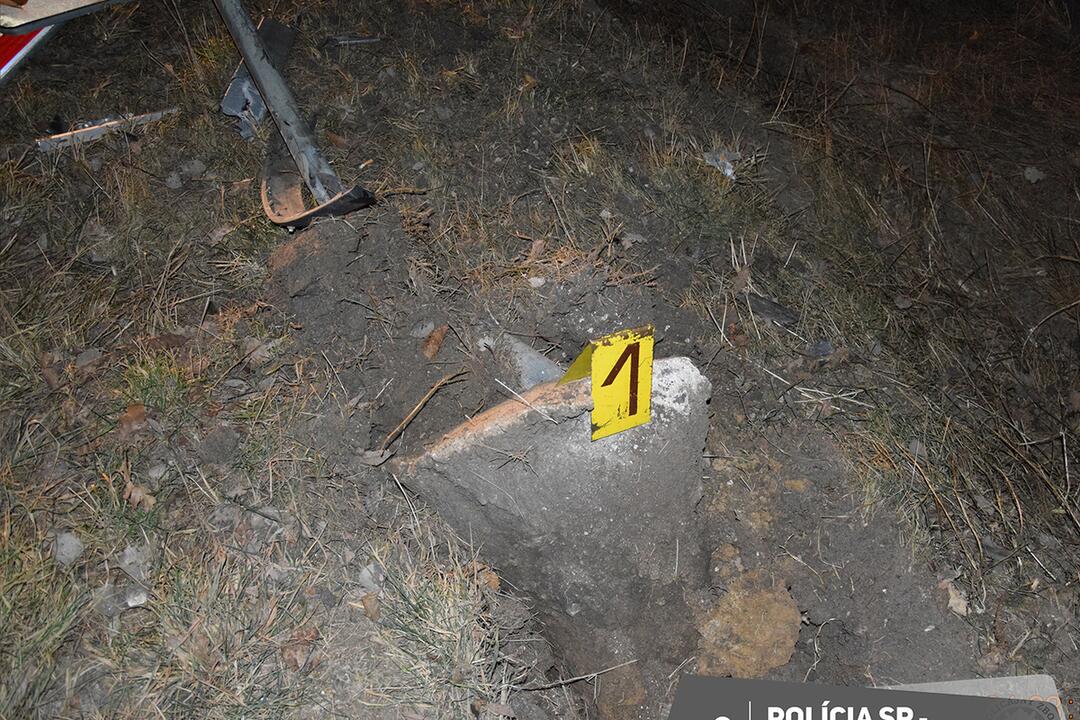 FOTO: Auto prevrátil nabok. S viac ako dvomi promile je ťažko udržať sa na štyroch kolesách, foto 3