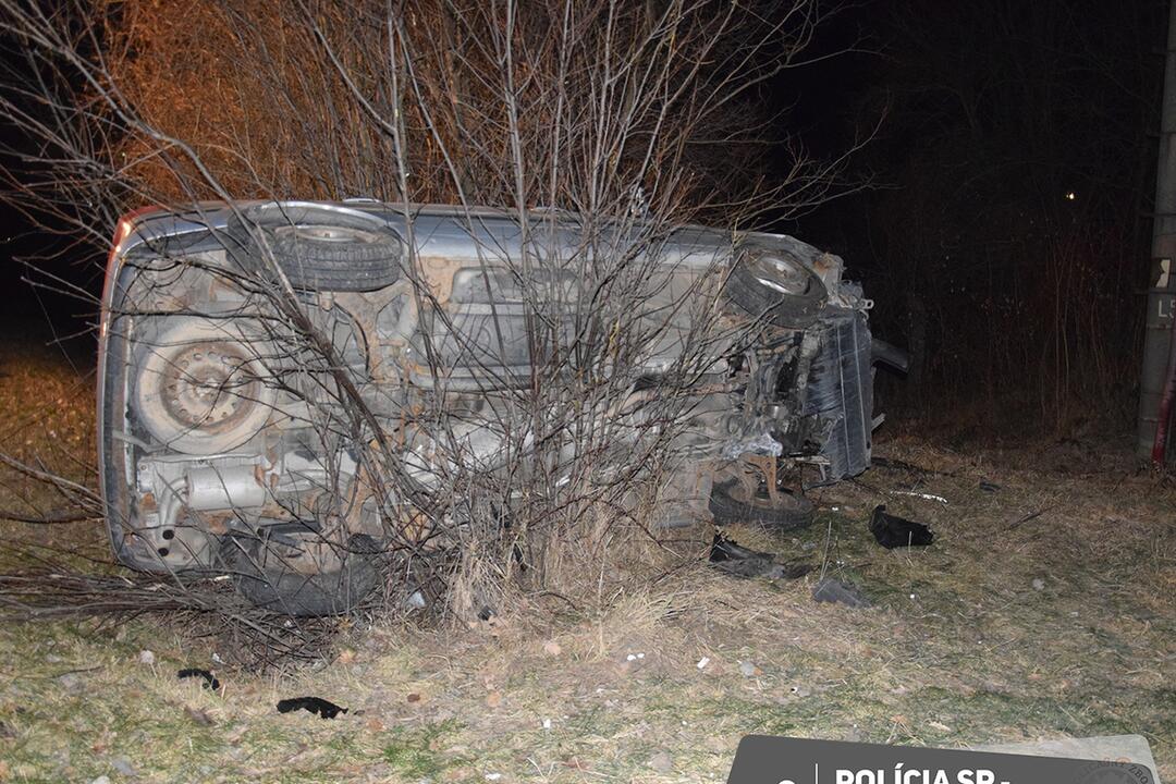 FOTO: Auto prevrátil nabok. S viac ako dvomi promile je ťažko udržať sa na štyroch kolesách, foto 4
