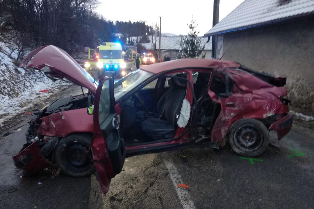 FOTO: Obrovská tragédia pri obci Domaniža. Po náraze auta do domu vyhasli životy dvoch mladíkov, foto 1