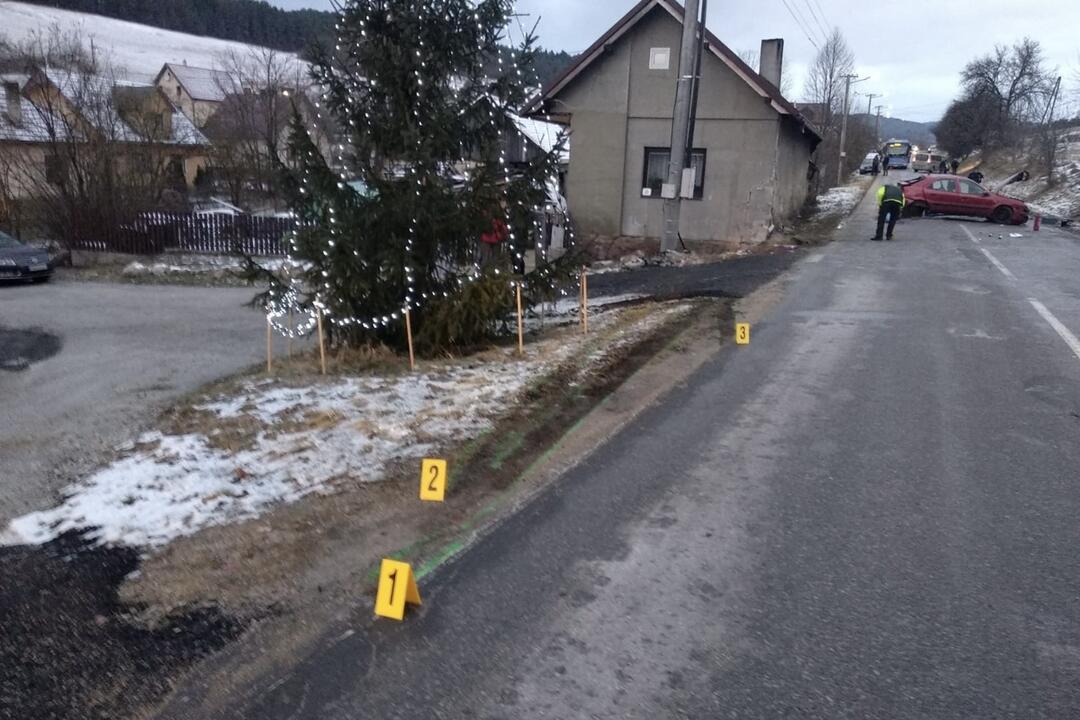 FOTO: Obrovská tragédia pri obci Domaniža. Po náraze auta do domu vyhasli životy dvoch mladíkov, foto 2