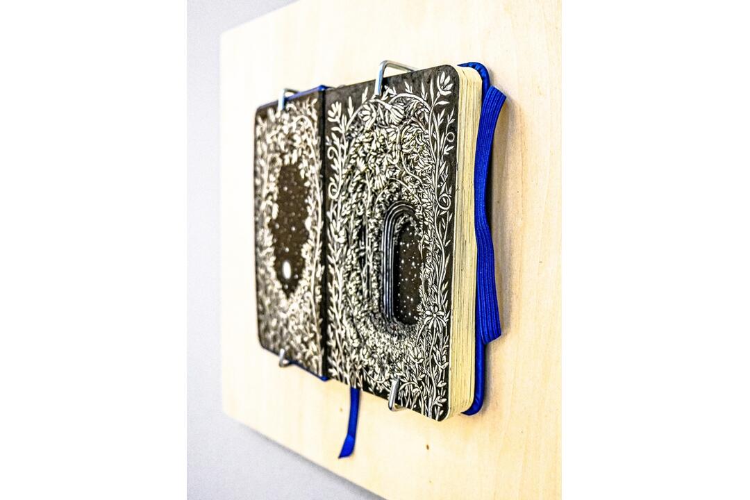 FOTO: Výstava Ukryté v knihách od výtvarníčky Isobelle Ouzman, foto 7