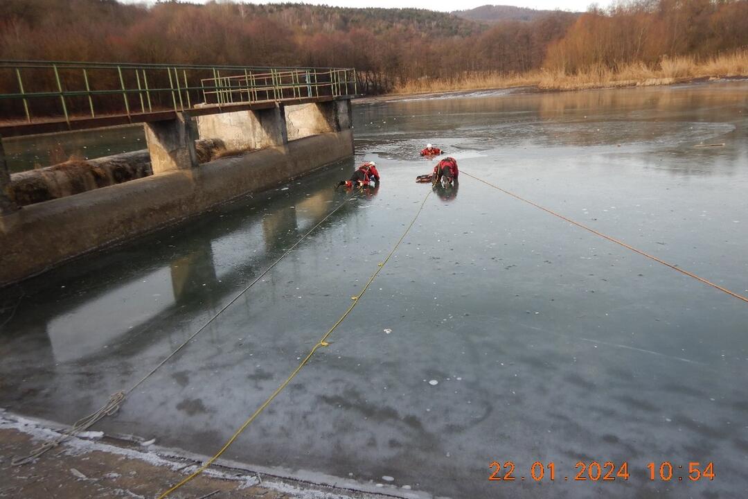 FOTO: Prelomený ľad pod korčuliarom a rýchly zásah hasičov. Našťastie išlo o previerkové cvičenie, foto 1