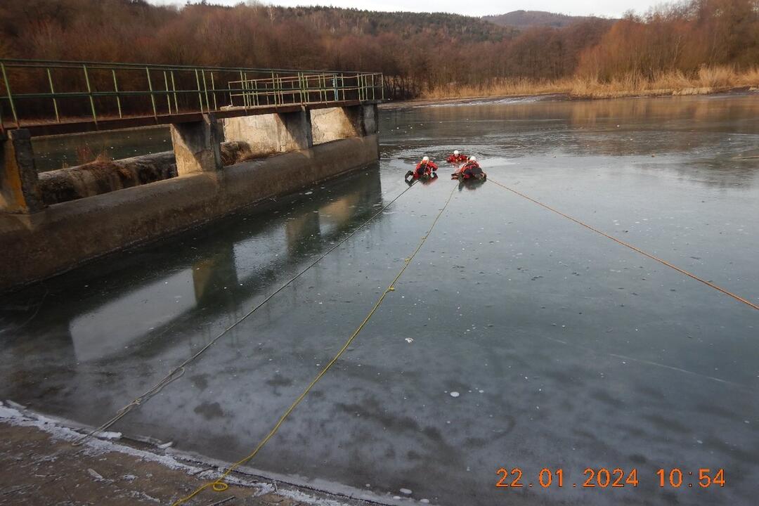 FOTO: Prelomený ľad pod korčuliarom a rýchly zásah hasičov. Našťastie išlo o previerkové cvičenie, foto 2