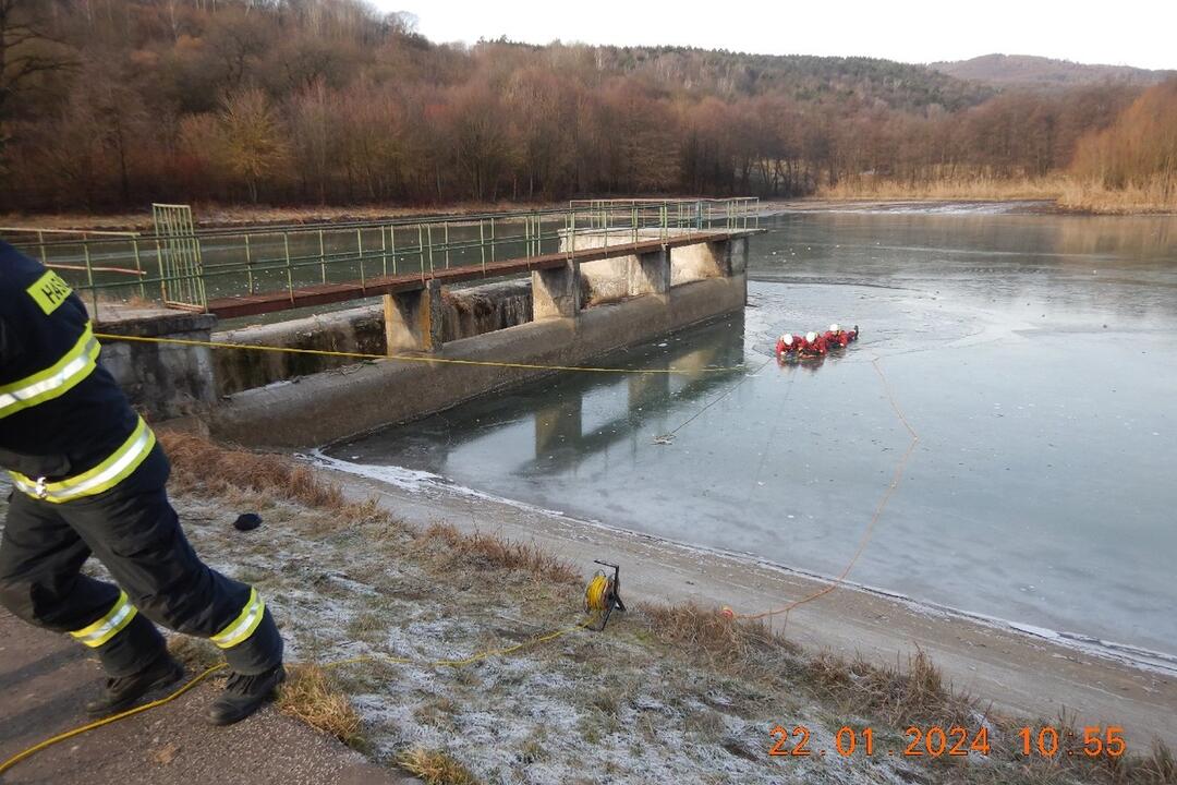 FOTO: Prelomený ľad pod korčuliarom a rýchly zásah hasičov. Našťastie išlo o previerkové cvičenie, foto 3
