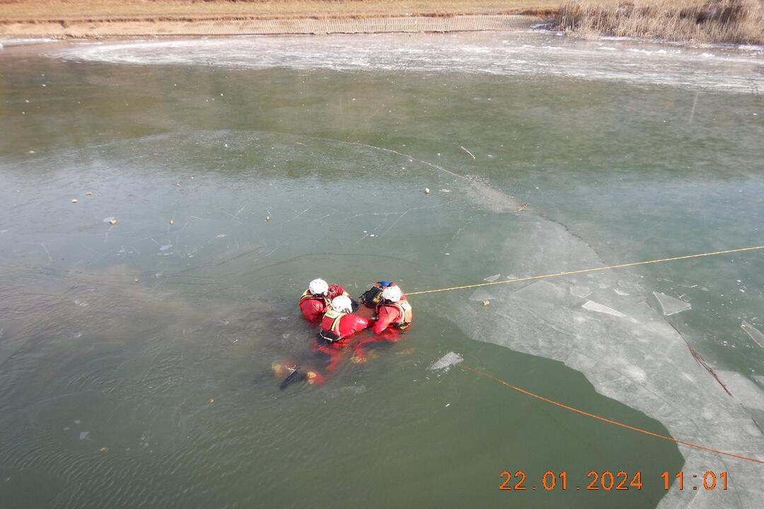 FOTO: Prelomený ľad pod korčuliarom a rýchly zásah hasičov. Našťastie išlo o previerkové cvičenie, foto 5