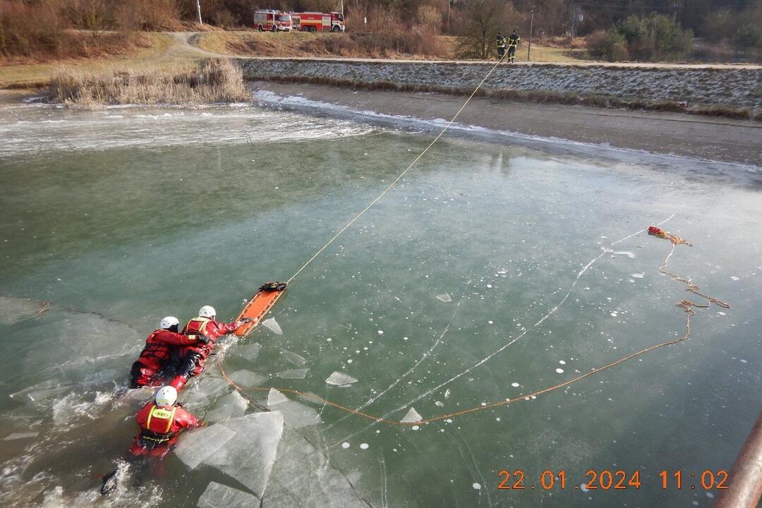 FOTO: Prelomený ľad pod korčuliarom a rýchly zásah hasičov. Našťastie išlo o previerkové cvičenie, foto 8