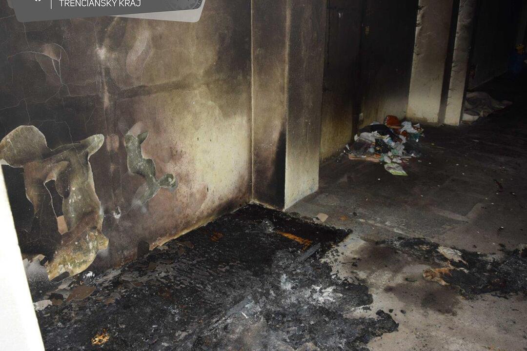FOTO: Len o vlások unikli plameňom. Po požiari opustenej budovy skončili traja ľudia v nemocnici, foto 3