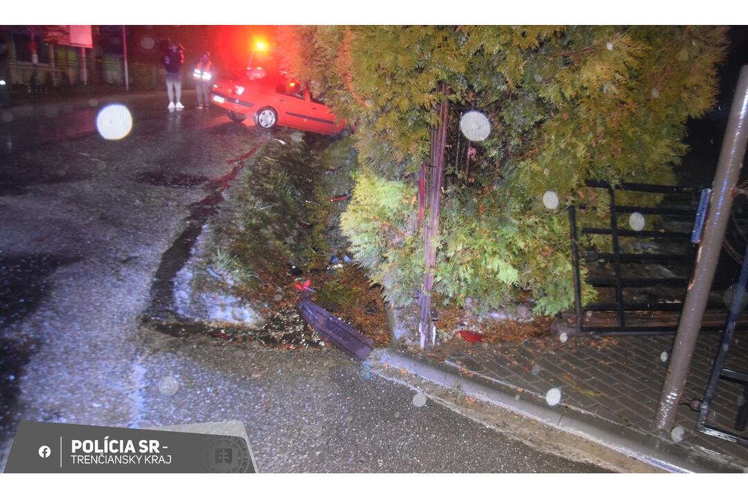 FOTO: Alkoholom opojenému vodičovi sa neuhol plot rodinného domu. Totálne ho zrámoval, foto 1