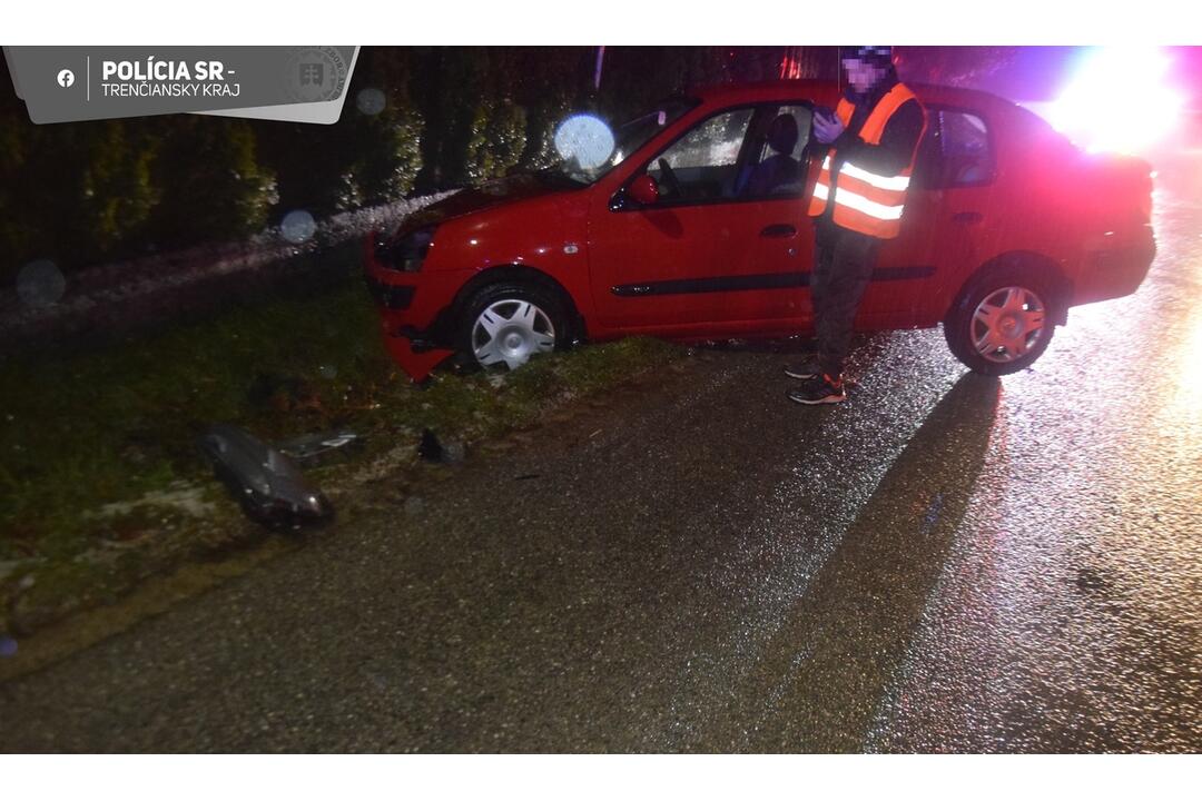 FOTO: Alkoholom opojenému vodičovi sa neuhol plot rodinného domu. Totálne ho zrámoval, foto 2
