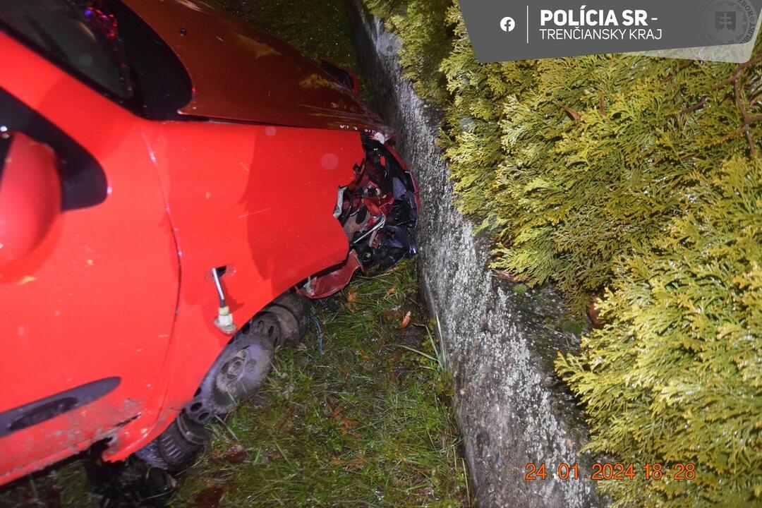 FOTO: Alkoholom opojenému vodičovi sa neuhol plot rodinného domu. Totálne ho zrámoval, foto 3