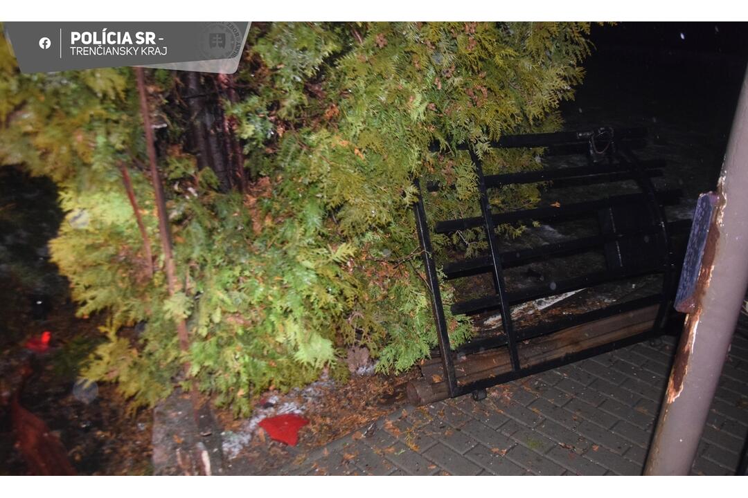 FOTO: Alkoholom opojenému vodičovi sa neuhol plot rodinného domu. Totálne ho zrámoval, foto 4