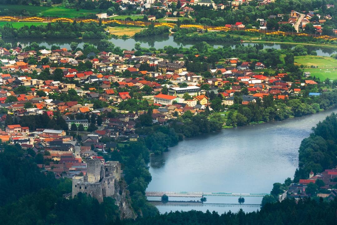FOTO: Hrady a zámky z neobvyklých uhlov objektívom trenčianskeho fotografa, foto 18
