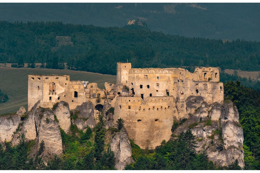 FOTO: Hrady a zámky z neobvyklých uhlov objektívom trenčianskeho fotografa, foto 65