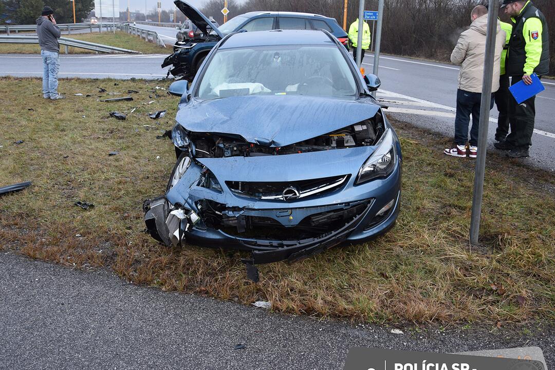 FOTO: Kuriózna nehoda v Prievidzi. Po nedaní prednosti v jazde nasledoval drahý „ťukanec“, foto 1