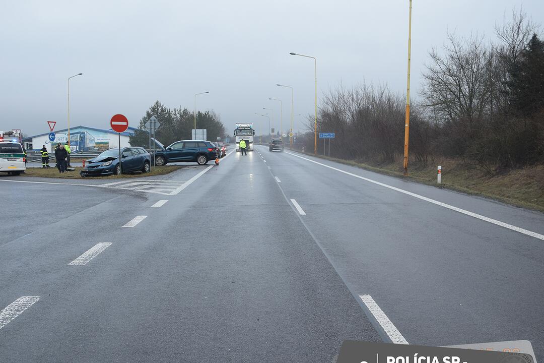 FOTO: Kuriózna nehoda v Prievidzi. Po nedaní prednosti v jazde nasledoval drahý „ťukanec“, foto 2