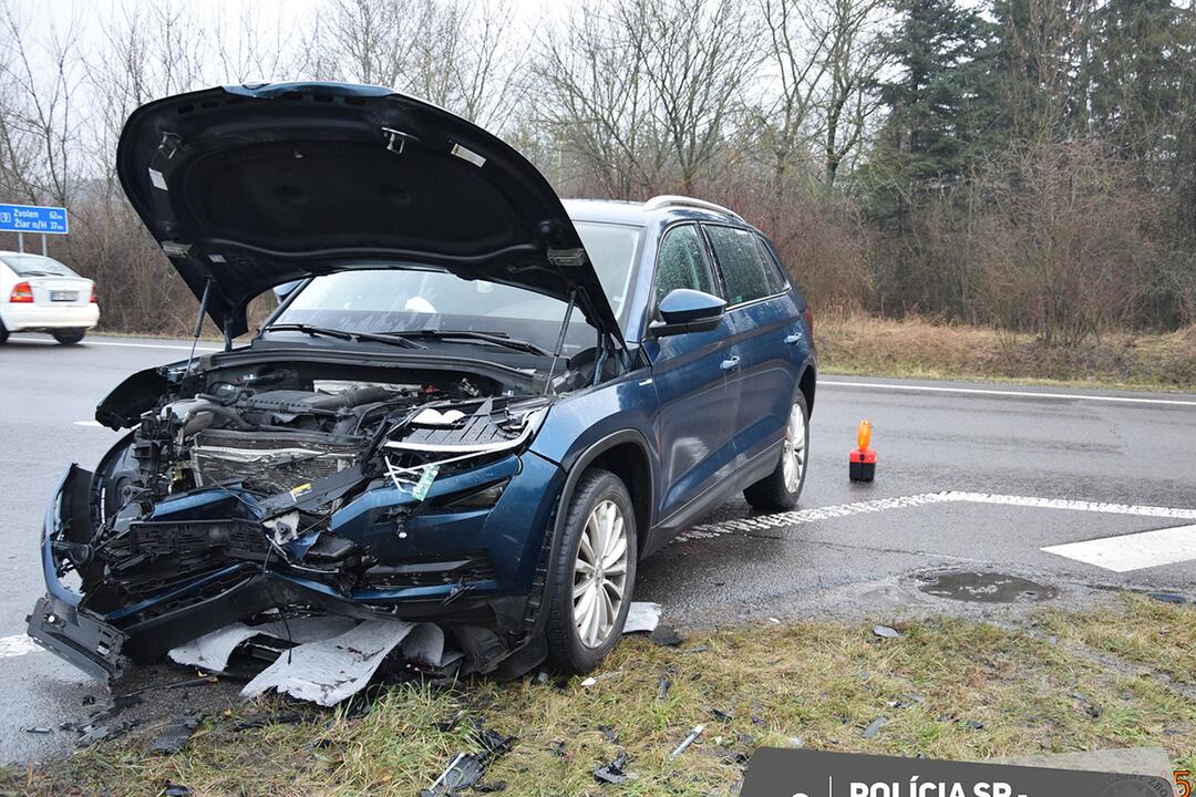 FOTO: Kuriózna nehoda v Prievidzi. Po nedaní prednosti v jazde nasledoval drahý „ťukanec“, foto 4