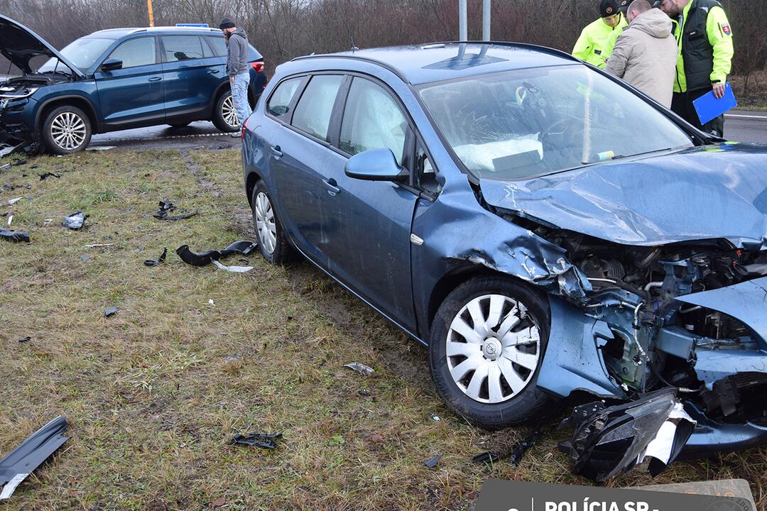 FOTO: Kuriózna nehoda v Prievidzi. Po nedaní prednosti v jazde nasledoval drahý „ťukanec“, foto 5