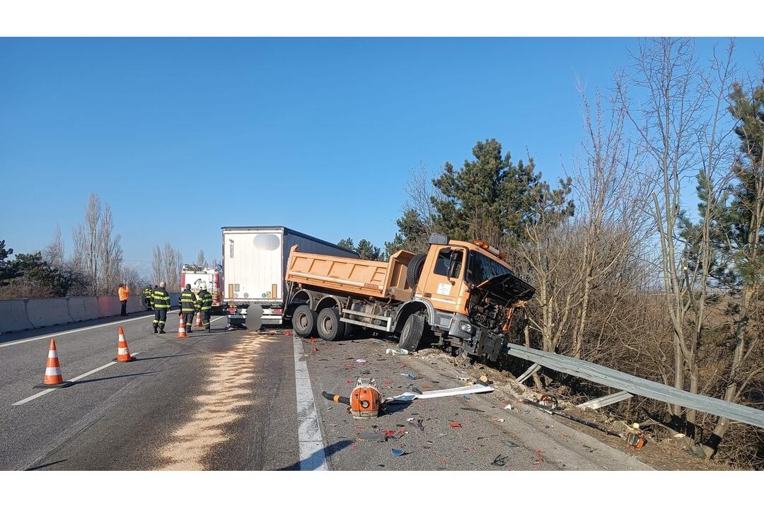 FOTO: Na diaľnici D1 sa zrazil kamión s cestárskym autom, foto 1