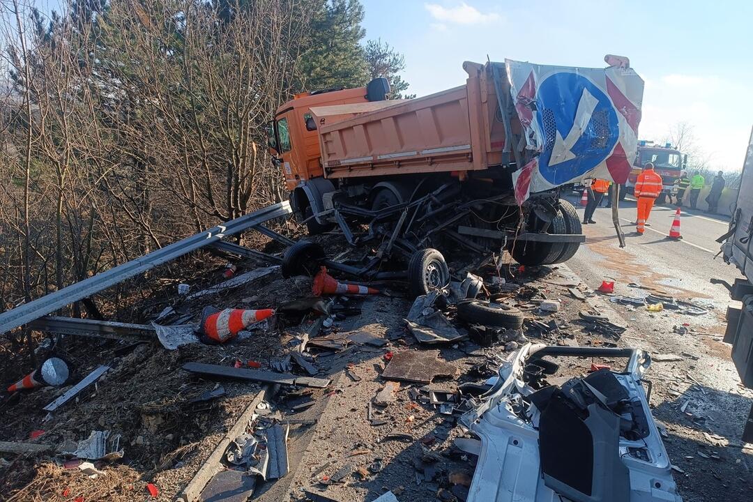 FOTO: Na diaľnici D1 sa zrazil kamión s cestárskym autom, foto 4